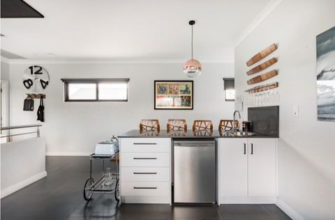 Starboard Drift - Captain & Crew - In Town Entire House For 8 - Accommodation Port Macquarie 20