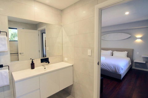 Starboard Drift - Captain & Crew - In Town Entire House For 8 - Accommodation Port Macquarie 12