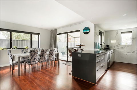 Starboard Drift - Captain & Crew - In Town Entire House For 8 - Accommodation Port Macquarie 2