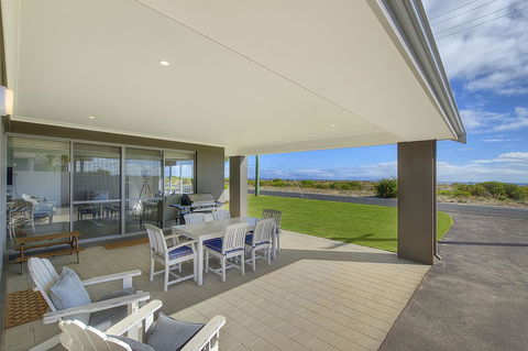 Into The Blue - Accommodation Port Macquarie 1