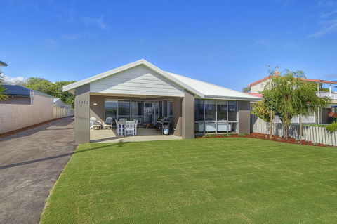 Into The Blue - Accommodation Port Macquarie 0