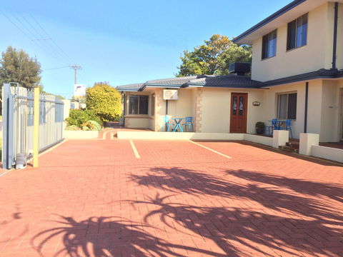 The Royal Dolphin Bed & Breakfast Safety Bay - Accommodation Port Macquarie 7