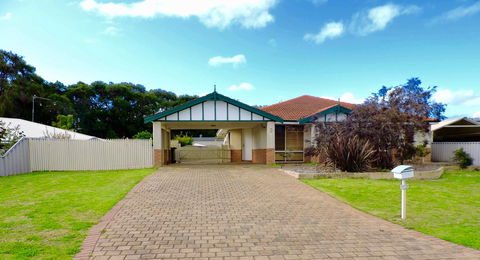 Silver Gull Family Retreat - Accommodation Port Macquarie 0