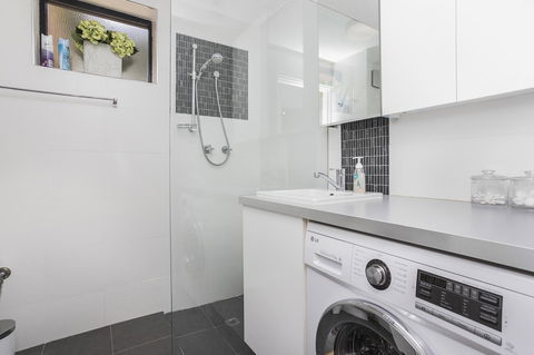 Gorgeous 26 1 Bed Designer Fitout Perfect Location - Accommodation Port Macquarie 5