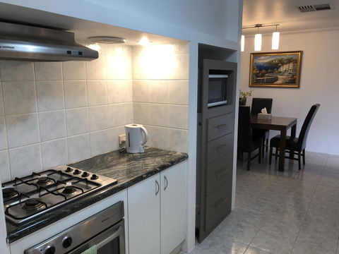 Charming Quiet Lodge-2 Minutes Walk To Shopping Complex - Accommodation Port Macquarie 7
