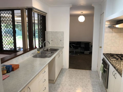 Charming Quiet Lodge-2 Minutes Walk To Shopping Complex - Accommodation Port Macquarie 8
