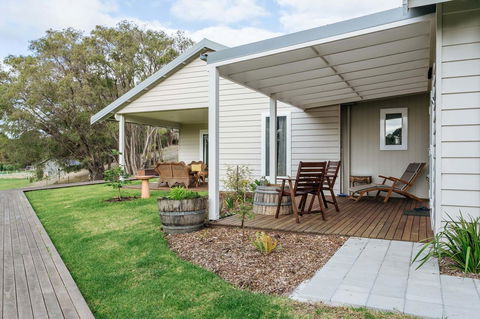 Stablebase - Accommodation Port Macquarie 0