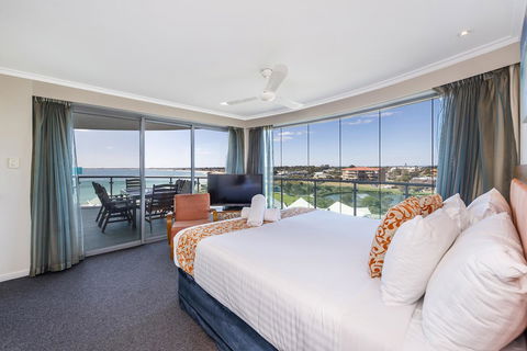 A 406 FANTASTIC OCEAN BEACH And MARINA VIEW APT - MANDURAH - Accommodation Port Macquarie 13