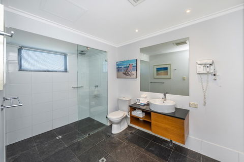 A 406 FANTASTIC OCEAN BEACH And MARINA VIEW APT - MANDURAH - Accommodation Port Macquarie 16