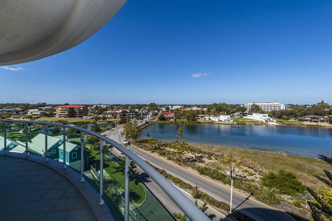 A 406 FANTASTIC OCEAN BEACH And MARINA VIEW APT - MANDURAH - Accommodation Port Macquarie 11