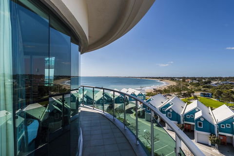 A 406 FANTASTIC OCEAN BEACH And MARINA VIEW APT - MANDURAH - Accommodation Port Macquarie 9