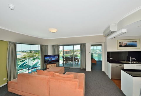 A 406 FANTASTIC OCEAN BEACH And MARINA VIEW APT - MANDURAH - Accommodation Port Macquarie 10