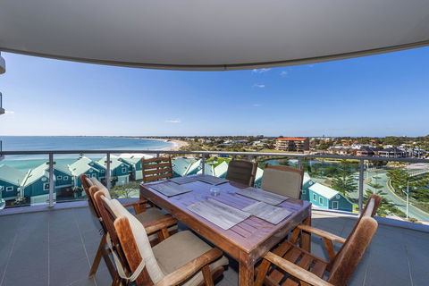 A 406 FANTASTIC OCEAN BEACH And MARINA VIEW APT - MANDURAH - Accommodation Port Macquarie 4