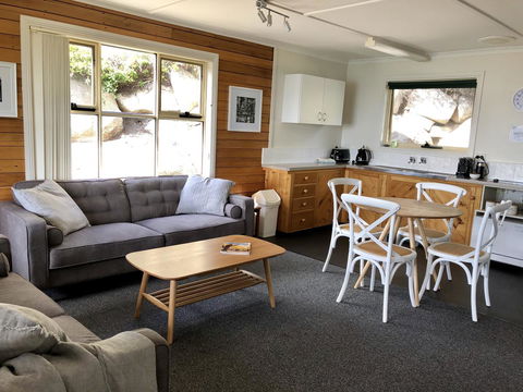 BINALONG BEACH COTTAGE Beachfront At Bay Of Fires Next To Restaurant - Accommodation Port Macquarie 2