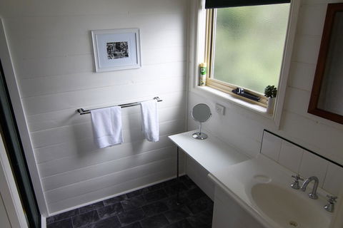 BINALONG BEACH COTTAGE Beachfront At Bay Of Fires Next To Restaurant - Accommodation Port Macquarie 7
