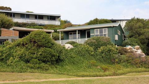 BINALONG BEACH COTTAGE Beachfront At Bay Of Fires Next To Restaurant - Accommodation Port Macquarie 8