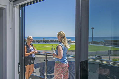 Burnie By The Bay Apartments - Accommodation Port Macquarie 3