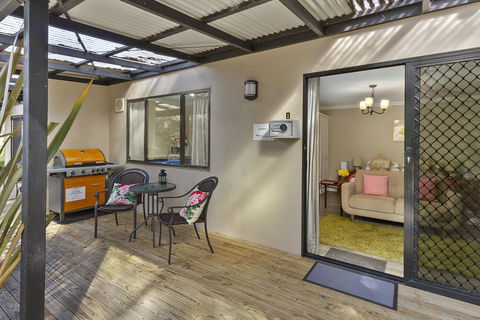 Oyster Cove Chalet - Accommodation Port Macquarie 3