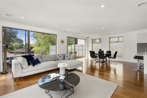 NEW Inner Melb Luxury Modern Grand Holiday House - Great Location, Wifi, Parking - Accommodation Port Macquarie 1