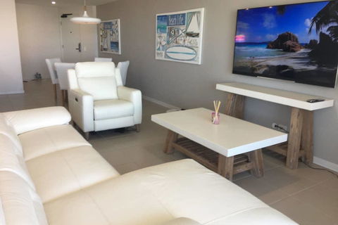 NEW UPMARKET COMFORTABLE 2 Bed, 2 Bath, OCEAN VIEWS, 250m To BUDDINA BEACH! - Accommodation Port Macquarie 3