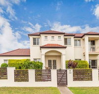 Nice home in the Regatta waters estate close to theme parks - Accommodation Port Macquarie