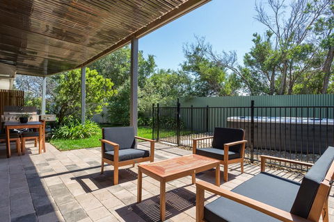 Ocean Breeze Retreat - With Spa And Space - Accommodation Port Macquarie 3