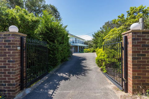 Ocean Breeze Retreat - With Spa And Space - Accommodation Port Macquarie 1