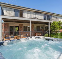 Ocean Breeze Retreat - with spa and space - Accommodation Port Macquarie