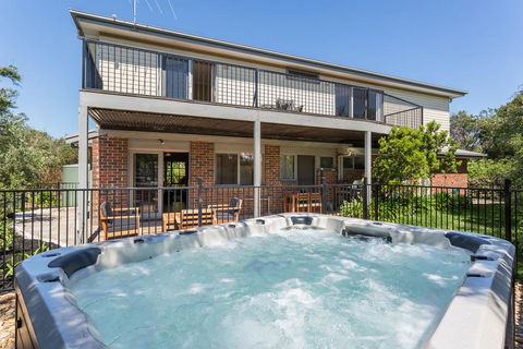 Ocean Breeze Retreat - With Spa And Space - Accommodation Port Macquarie 0