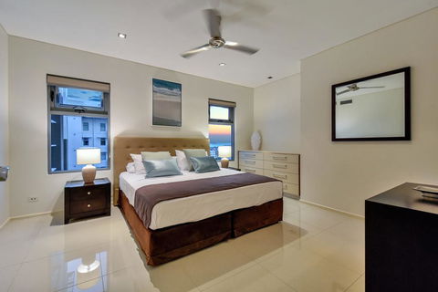 Oceana Darwin Central Oceanfront 3 Bedroom 2 Lounge Room Pool Gym Tennis Court Sleeps 9 - Accommodation Port Macquarie 1