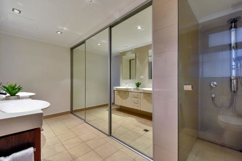 Oceana Darwin Central Oceanfront 3 Bedroom 2 Lounge Room Pool Gym Tennis Court Sleeps 9 - Accommodation Port Macquarie 3