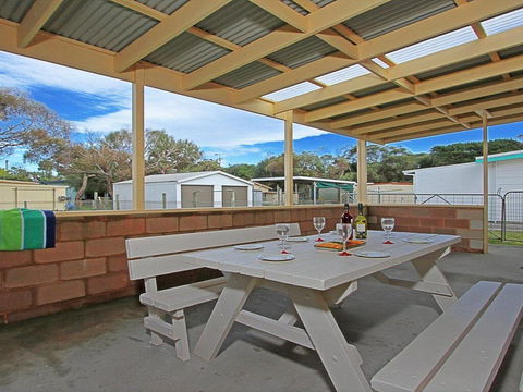 Ohio - One Street Back From Beach Access - Accommodation Port Macquarie 0