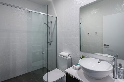 Oxford Steps - Executive 2BR Bulimba Apartment Across From The Park On Oxford St - Accommodation Port Macquarie 3