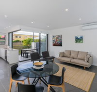 Oxford Steps - Executive 2BR Bulimba Apartment Across from the Park on Oxford St - Accommodation Port Macquarie