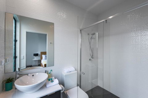 Oxford Steps - Executive 2BR Bulimba Apartment Across From The Park On Oxford St - Accommodation Port Macquarie 2