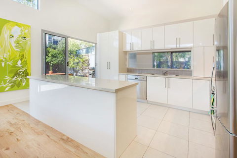 PALM COURT RETREAT - MORNINGTON - Accommodation Port Macquarie 3