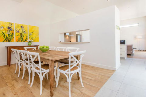 PALM COURT RETREAT - MORNINGTON - Accommodation Port Macquarie 1