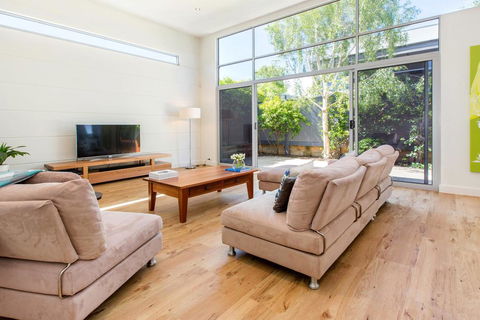 PALM COURT RETREAT - MORNINGTON - Accommodation Port Macquarie 0