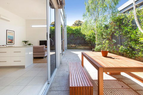 PALM COURT RETREAT - MORNINGTON - Accommodation Port Macquarie 2