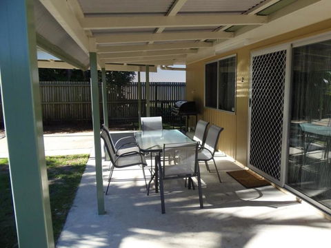Palmgrove 2 - Rainbow Beach, Pet Friendly, Fully Fenced, Air Conditioned, Five Minutes To Beach - Accommodation Port Macquarie 2
