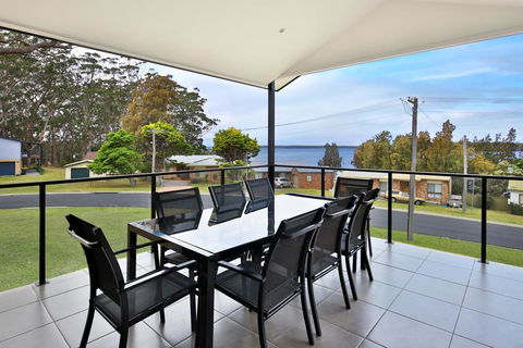 Panorama @ The Lake - Pet Friendly - 15 Mins To Hyams Beach - Accommodation Port Macquarie 0