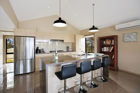 Panorama @ The Lake - Pet Friendly - 15 Mins To Hyams Beach - Accommodation Port Macquarie 3