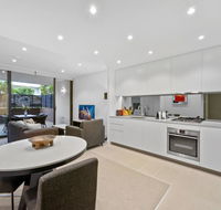 Peaceful Water-side Retreat With Huge Courtyard. - Accommodation Port Macquarie