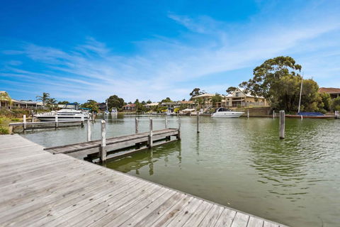 Pelican Brief - Relaxing Canal Frontage - Accommodation Port Macquarie 1