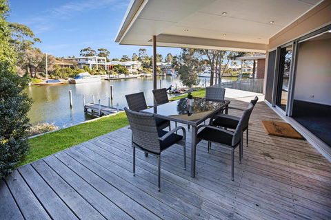 Pelican Brief - Relaxing Canal Frontage - Accommodation Port Macquarie 3
