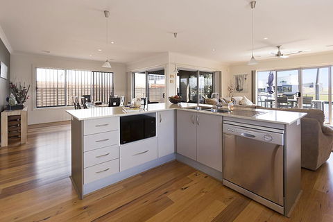 Pelican Landing - Stunning Lake King Views - Accommodation Port Macquarie 1