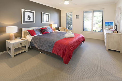Pelican Landing - Stunning Lake King Views - Accommodation Port Macquarie 2