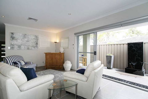 Penguin 4 Bedroom House By Shoalwater Executive Homes - Accommodation Port Macquarie 2