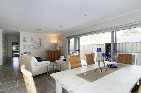 Penguin 4 Bedroom House By Shoalwater Executive Homes - Accommodation Port Macquarie 1