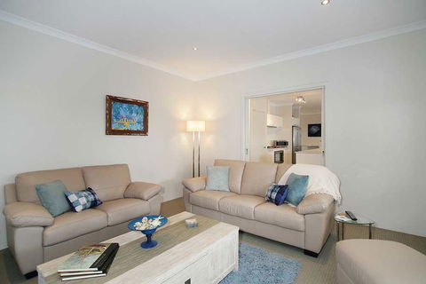 Penguin 4 Bedroom House By Shoalwater Executive Homes - Accommodation Port Macquarie 3